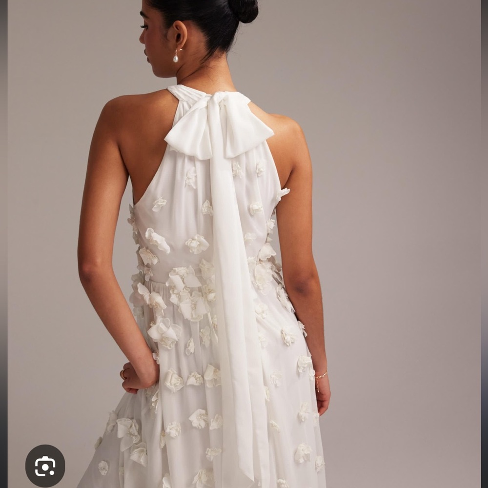 ASOS DESIGN 3D floral statement halter maxi wedding dress in ivory - Picture 4 of 6